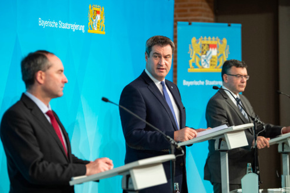 Markus Söder (CSU, M), Parteivorsitzender und Ministerpräsident von Bayern, spricht zur Corona-Pandemie auf einer Pressekonferenz. Neben ihm stehen Hubert Aiwanger, Wirtschaftsminister und Landesvorsitzender der Freien Wähler in Bayern (l), und Florian Herrmann (CSU), Leiter der bayerischen Staatskanzlei.