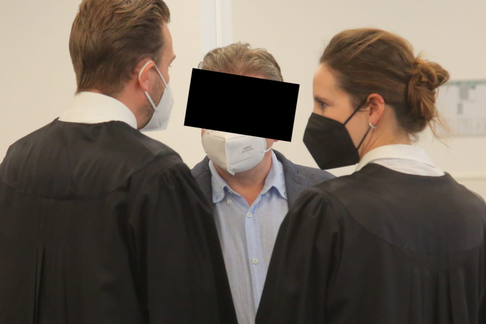 Der Angeklagte Alexander S. (56) mit seinen Anwälten Dr. Marius Haak und Dr. Viktoria Schrader.