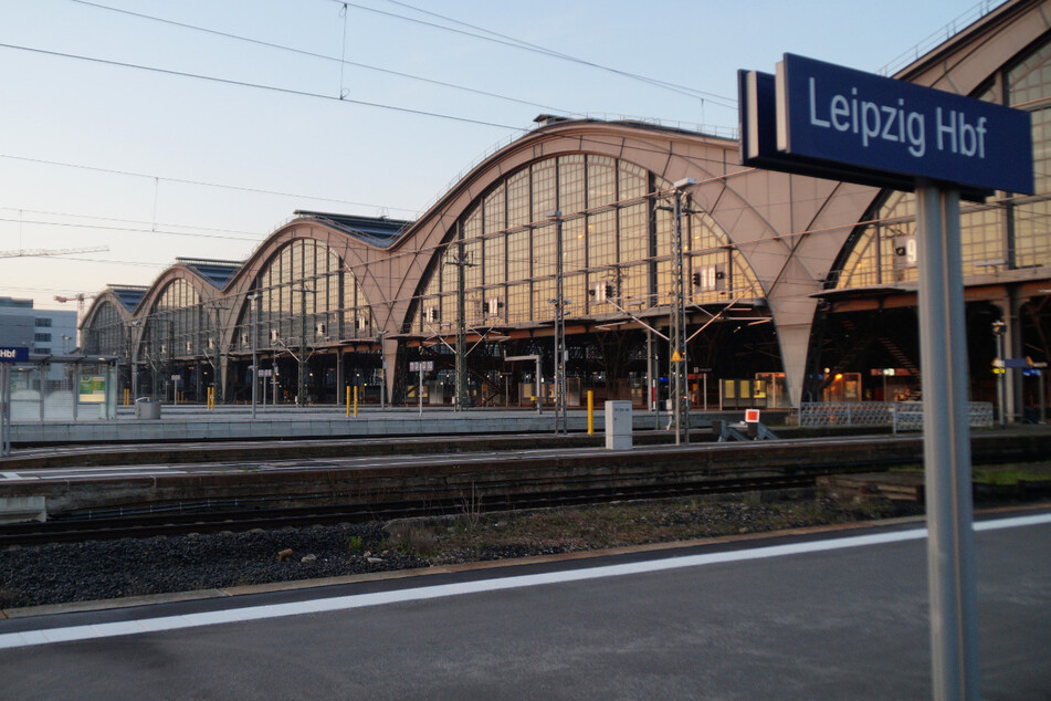 Der Leipziger Hauptbahnhof verlassen: Wegen des Warnstreiks der EVG ging am Freitagmorgen auch am sonst so lebhaften Knotenpunkt der Messestadt nichts.