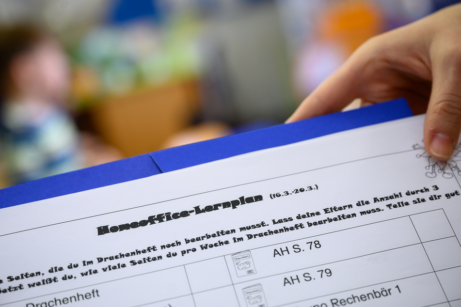 An einigen Schulen haben die Lehrer Wochenpläne mit Aufgaben zusammengestellt.