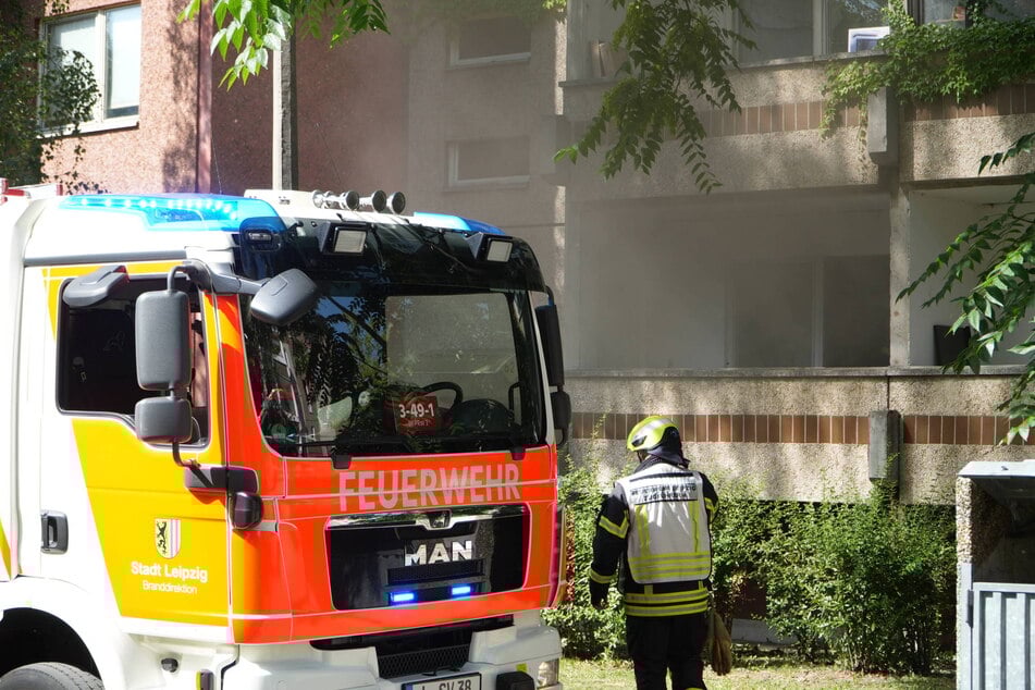 Dunkler Rauch zieht aus dem Fenster: In diesem Wohnhaus brannte es am Mittwoch in einer Küche.
