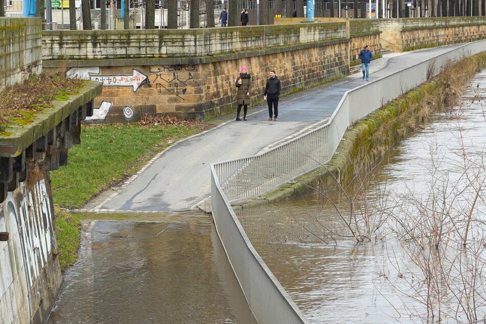 Erste Gehwege entlang der Elbe in Dresden wurden am Montag überspült.