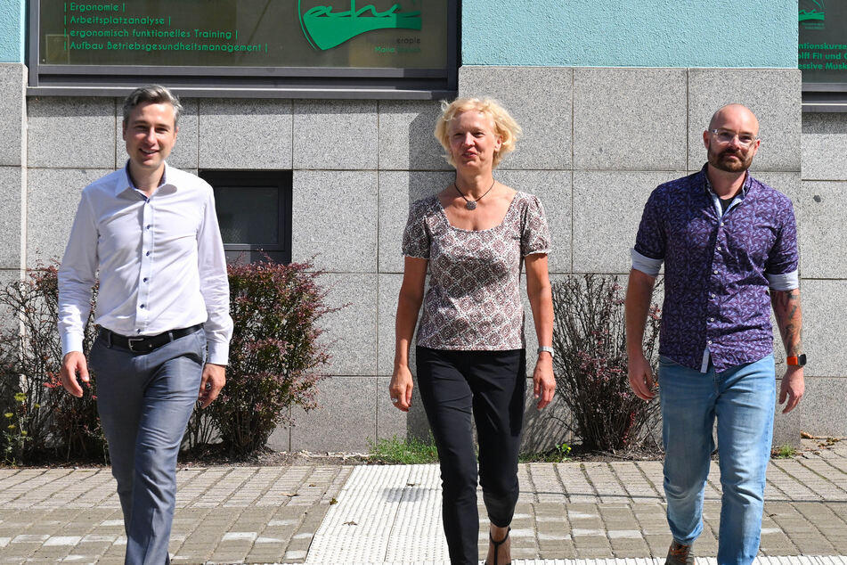 Baubürgermeister Stephan Kühn (43, Grüne v.l.), die Leiterin des Straßen- und Tiefbauamts Simone Prüfer (57) und Stefan Kraft (39, Schulelternsprecher) testen den neuen Zebrastreifen.