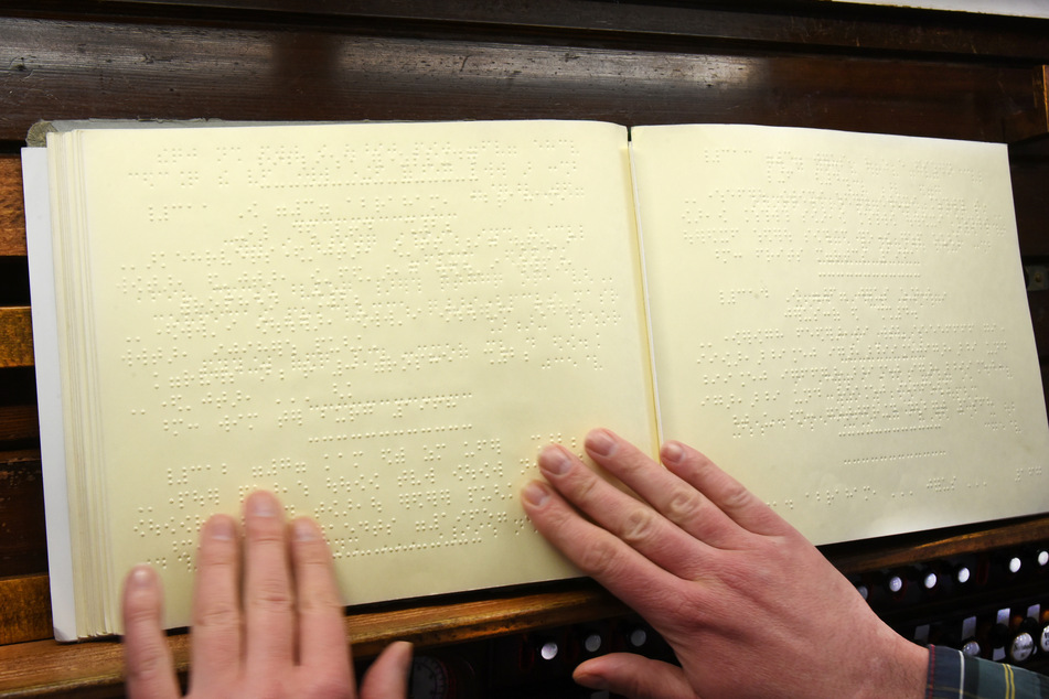Die sogenannten Braillenoten, also Noten in Blindenschrift, werden unter anderem in der Blindenbücherei in Leipzig erstellt.