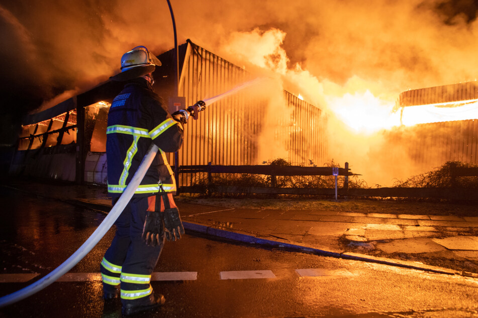 Die Feuerwehr kämpft gegen die Flammen.