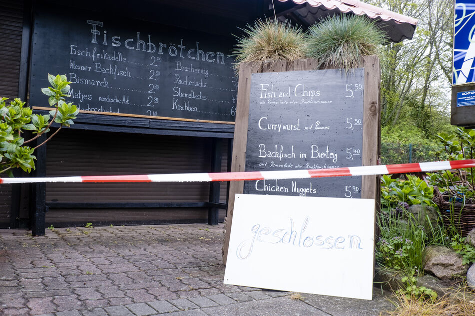 Ein Imbiss, in dem normalerweise Fischbrötchen verkauft werden, ist im Ostsee-Ferienort Laboe bei Kiel wegen der Corona-Pandemie geschlossen.