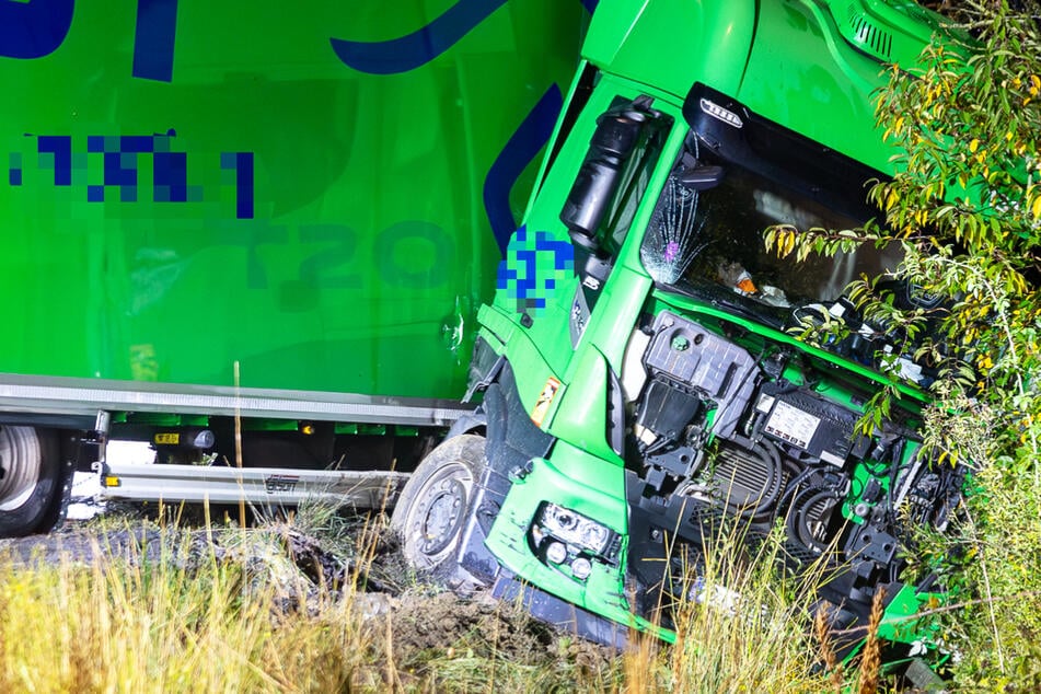 Auf der A3 in Südhessen verunglückte am späten Mittwochabend ein Lastwagen, der Fahrer blieb unverletzt.