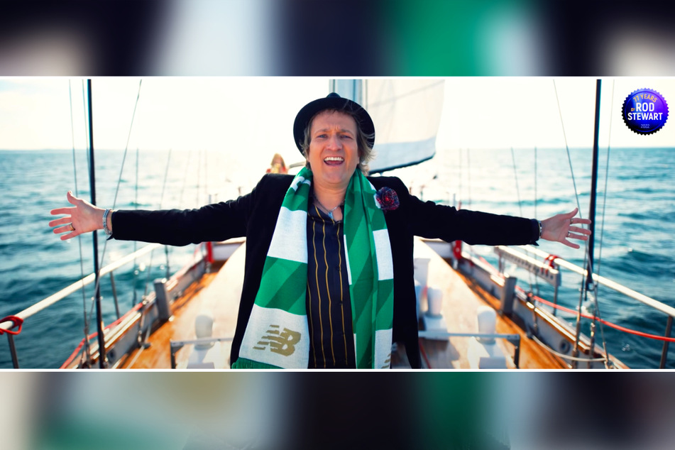 Auf einem Segelboot nahe Warnemünde entstanden Szenen für das Flashmob-Video zu ehren von Rod Stewart.