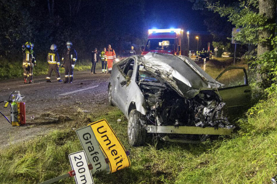 Der Mercedes des Unfallfahrers ist nur noch ein Wrack.