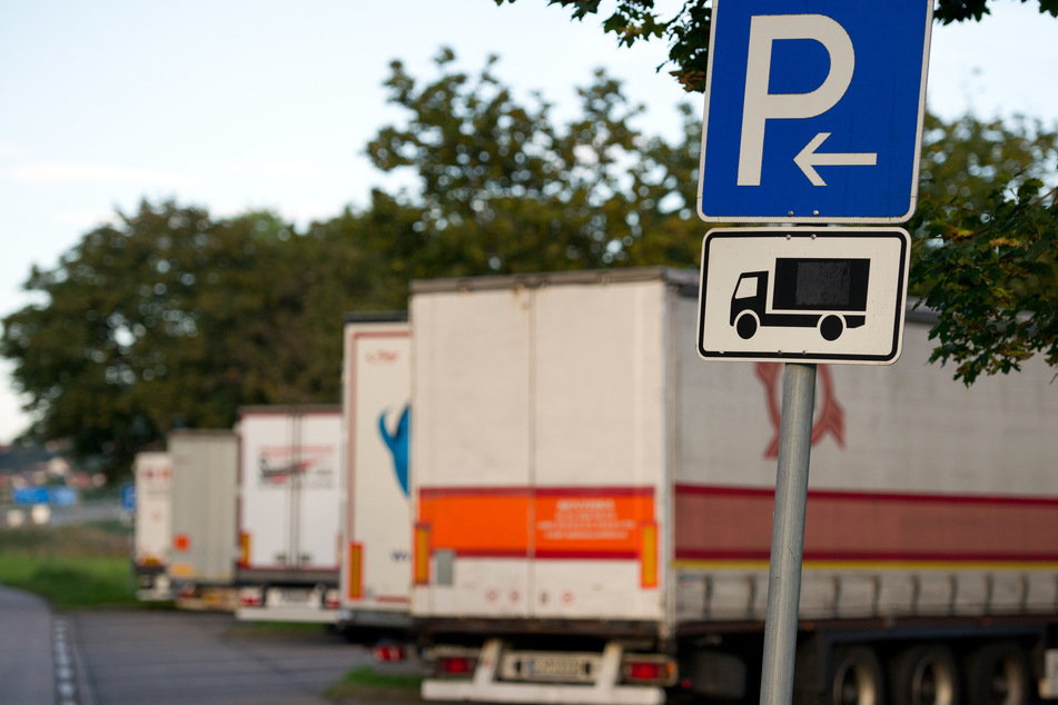 Abgestellte Lkw auf Autobahnparkplätzen sind bei Dieben beliebt. (Symbolbild)