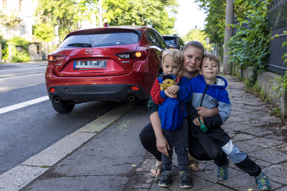 Kurz nach 7 Uhr parkte Monia Müller (34) mit Theo (6) und Tim (4) vor der Kita in der Loschwitzer Straße - illegal. Denn der durchgezogene Radstreifen bedeutet eigentlich "Halten verboten".