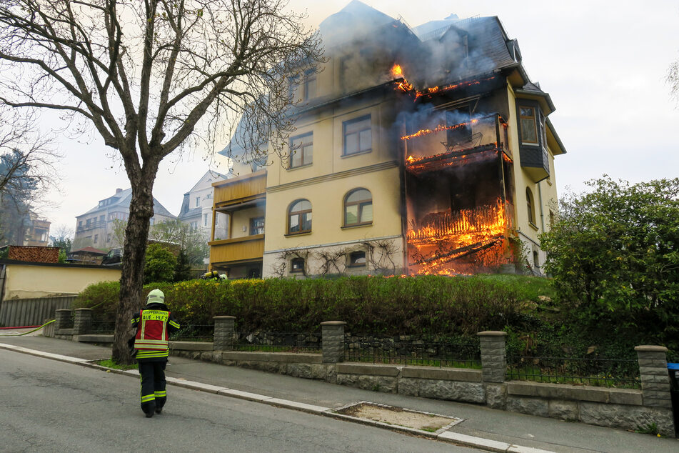 Großbrand im Erzgebirge: Mehrfamilienhaus steht in Flammen