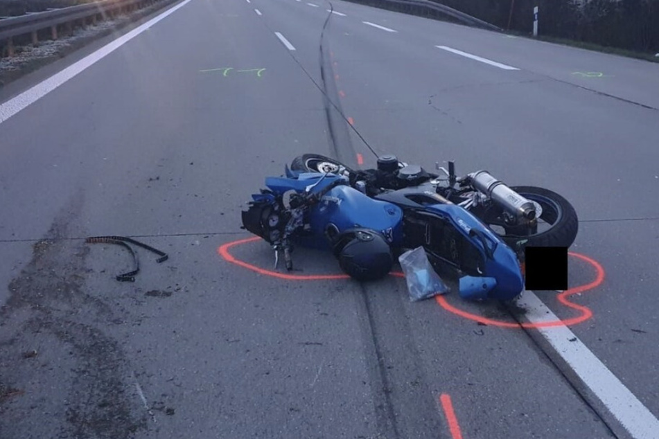 Unfall A14: Motorrad kracht auf A14 in Auto, Fahrer stirbt sofort