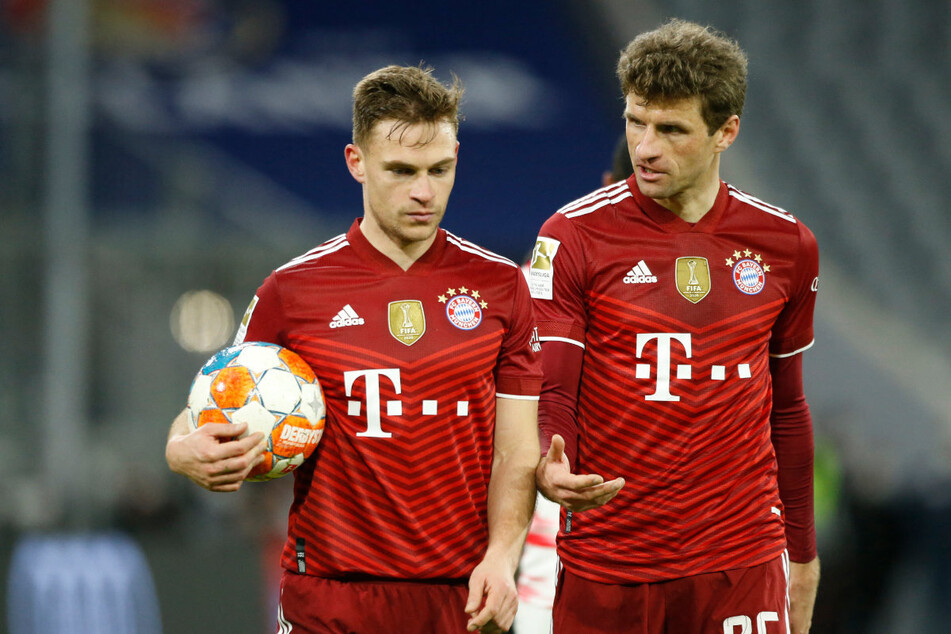 Die Bayern-Stars Joshua Kimmich (27, l.) und Thomas Müller (33) fallen beim CL-Spiel gegen Viktoria Pilsen wegen Corona aus.
