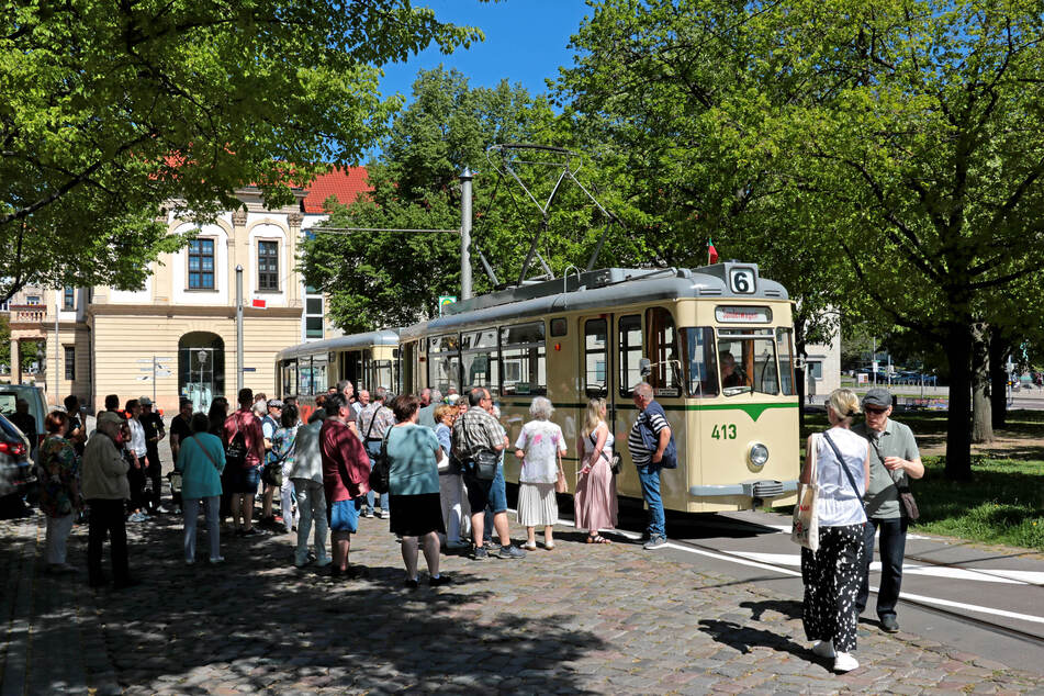Die MVB laden am Wochenende zu einer Fahrt mit einer historischen Straßenbahn ein.