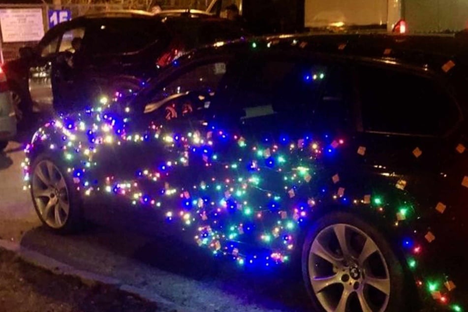 Weihnachts-Fan dekoriert sein gesamtes Auto mit Christbaum-Schmuck