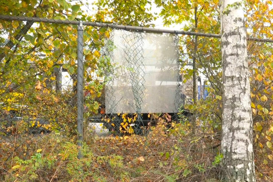 Dieses Loch schnitten die Attentäter in den Zaun. Inzwischen ist es provisorisch mit Kabelbindern und einer Metallplatte geflickt.
