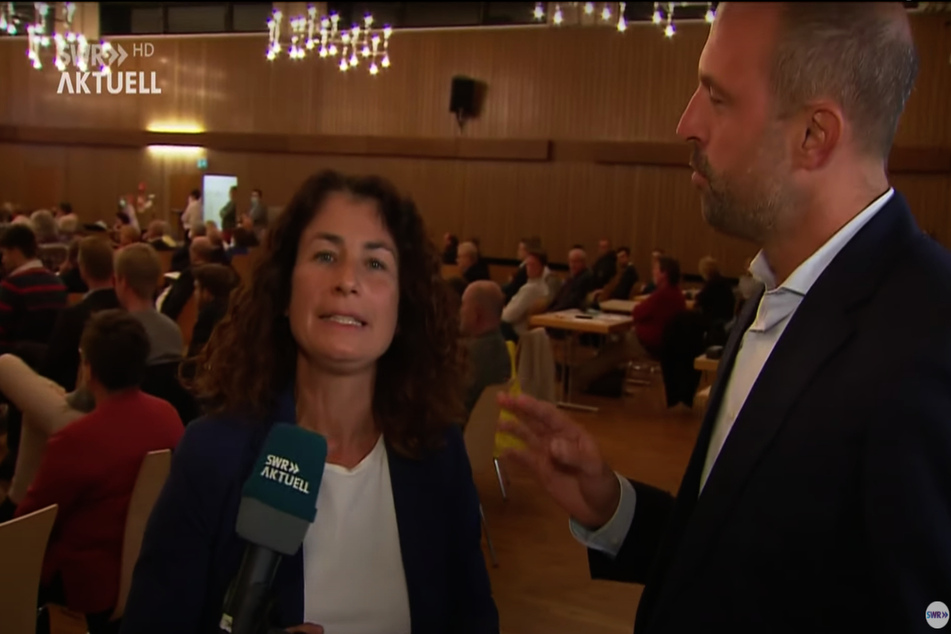 SWR-Reporterin Natalie Akbari wurde in einer Live-Schalte von Stadtrat Thomas Hornung bedrängt. Die Schalte wurde schließlich abgebrochen.