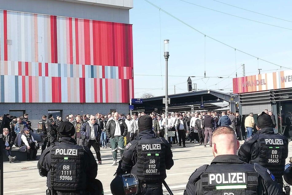 Die Fans von Hansa Rostock sind in Cottbus angekommen.