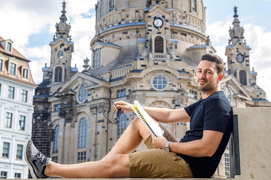 Daniel Völz (34) ist schon jetzt aufgeregt: Am Freitag feiern die „Spielplatzhirsche“ mit ihm in einer der Hauptrollen Premiere.
