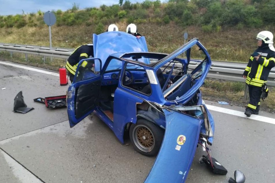 Das Heck des DDR-Vehikels ist komplett zerstört. Der Fahrer wurde schwer verletzt.