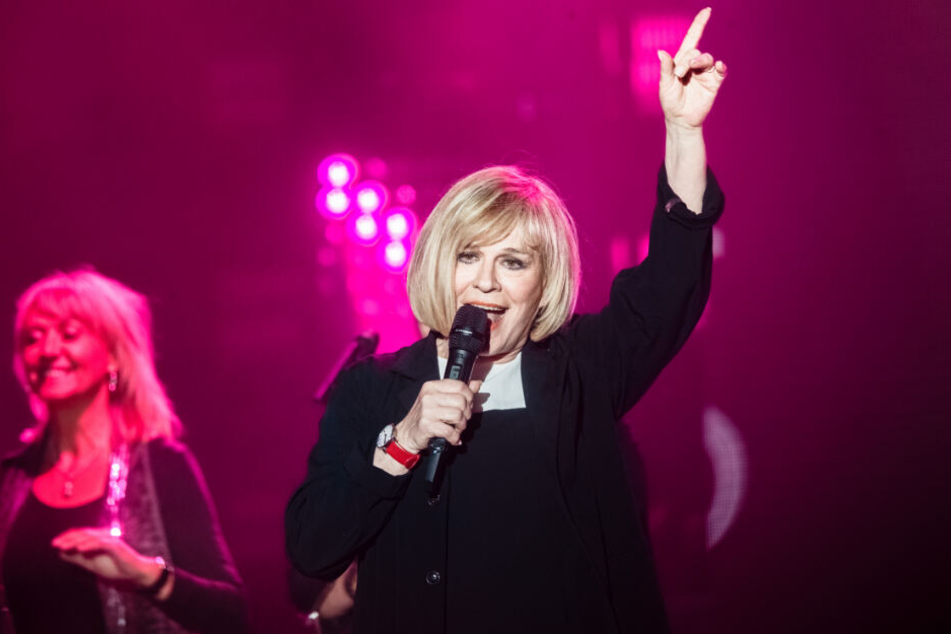 Mary Roos singt bei einem ihrer Auftritte auf der Bühne.