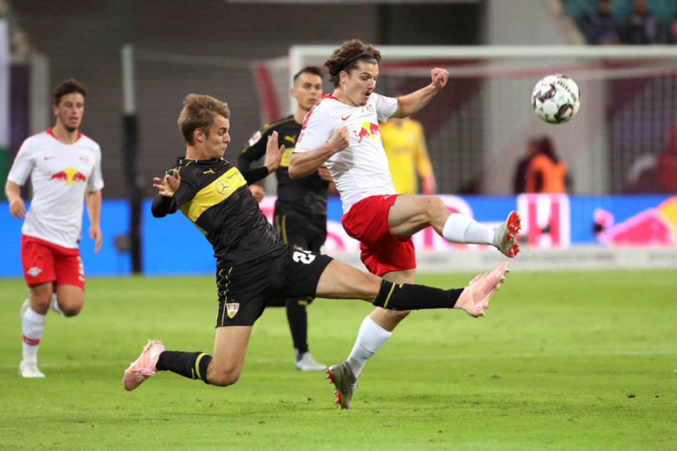 Der VfB Stuttgart (hier Borna Sosa gegen Leipzigs Marcel Sabitzer) hatte Probleme, die schnellen Bullen in Zaum zu halten.