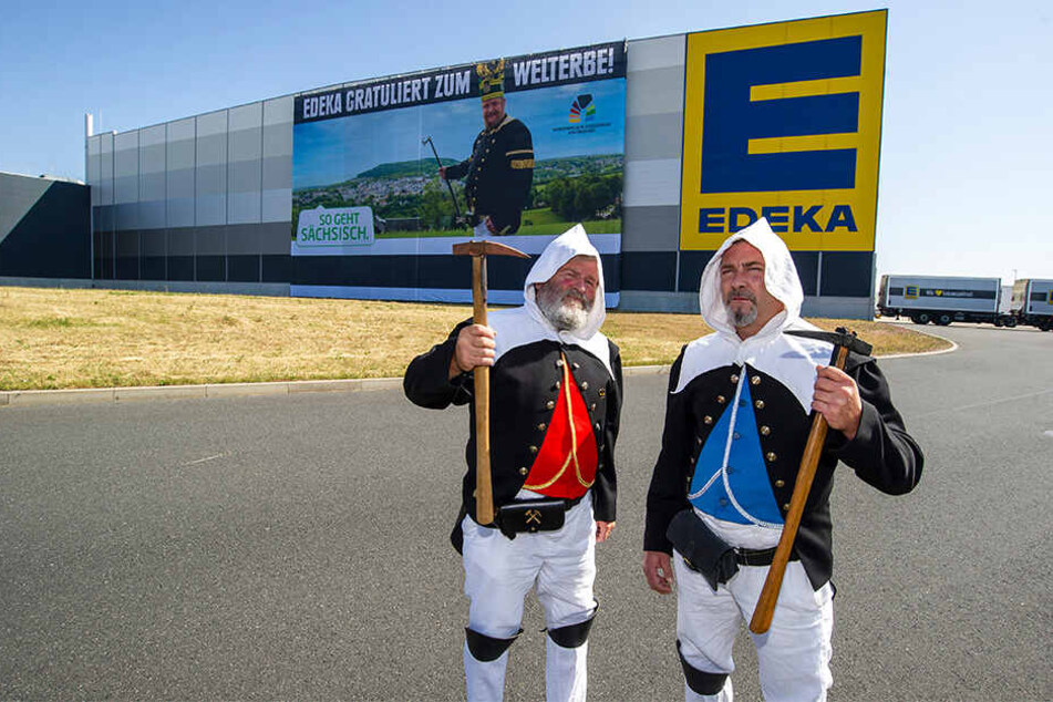 Wolfgang Prehl (70) und Sohn André (45) von den "Kirchberger Natur- und Heimatfreunden" kamen stilecht in Bergmannstracht.