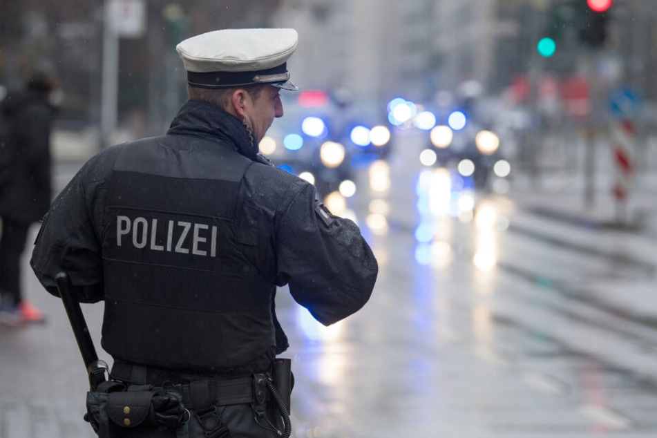 Gleich mehrere Streifen der Polizei mussten anrücken, um die aufgebrachte Menge in Zaum zu halten (Symbolbild).