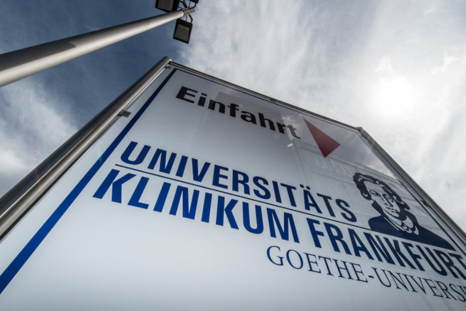 Die beiden mit dem Coronavirus Infizierten seien "symptomfrei und nachweislich nicht ansteckend", teilte ein Klinik-Sprecher mit.