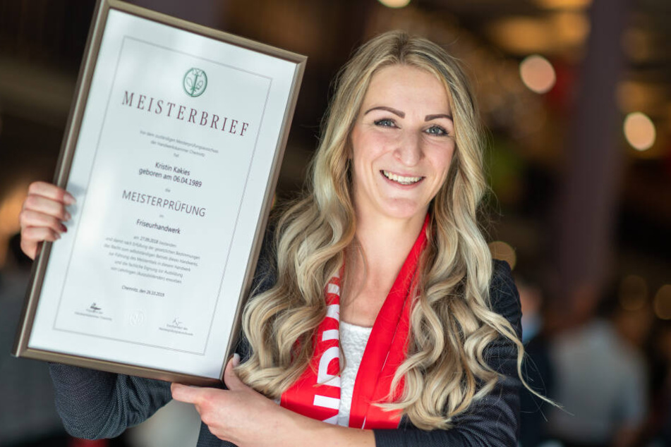 Spaß auf dem Weg zum Titel: Frisieurmeisterin Kristin Kakies (30) mit ihrer Meisterurkunde.