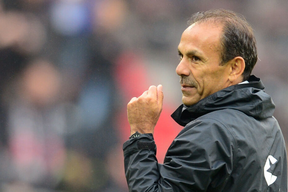 St. Pauli-Trainer Jos Luhukay trifft auf einen starken Gegner.