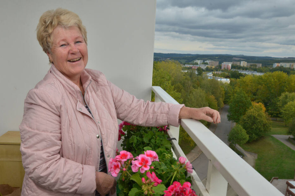 Helga Büchner (75) lebt auch heute noch gern in den Plattenbauten.