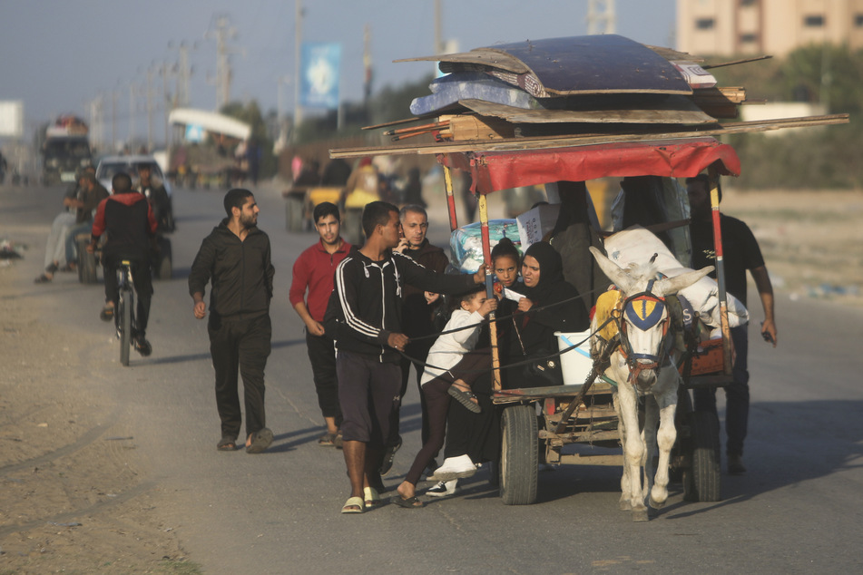 Palästinenser fliehen vor der israelischen Bodenoffensive. Aufgebrachte Zivilisten sollen im Gazastreifen Hilfslieferungen geplündert haben.