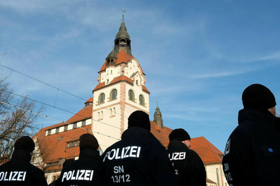 Polizisten stehen vor der Kongresshalle am Zoo - hier sollen die Staatsoberhäupter und Regenten der EU mit Chinas Führung tagen.