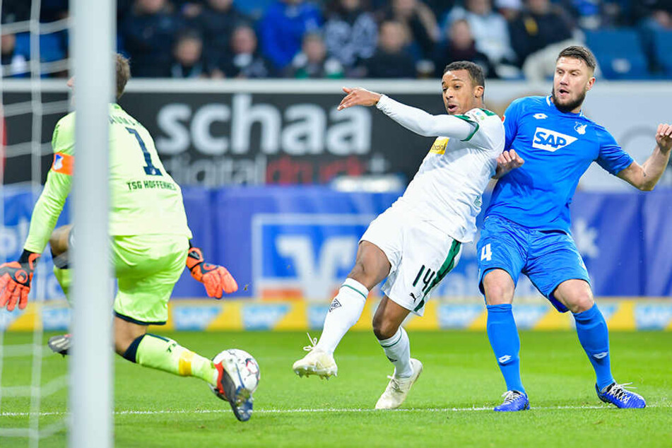 Gladbachs erste Großchance: Doch Gladbachs Alassane Plea (M.) scheitert mit seinem Schuss aus spitzem Winkel an TSG-Torhüter Oliver Baumann (l.).