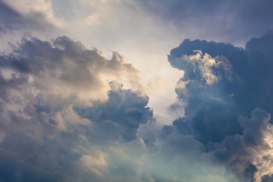 Dazu ziehen dichte Wolken über OWL. (Symbolbild)