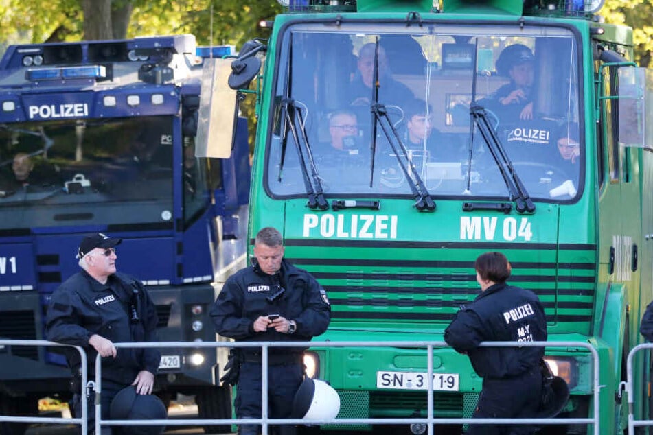 Die Polizei in Rostock bereitet sich auf einen ihrer größten Einsätze der vergangenen Jahre vor.