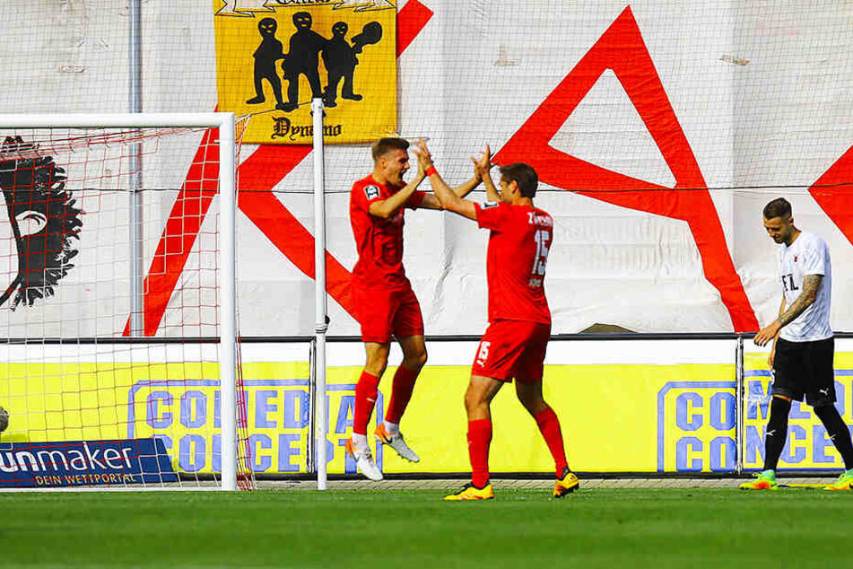 Ronny König (r.) und Elias Huth freuen sich über ein Treffer.