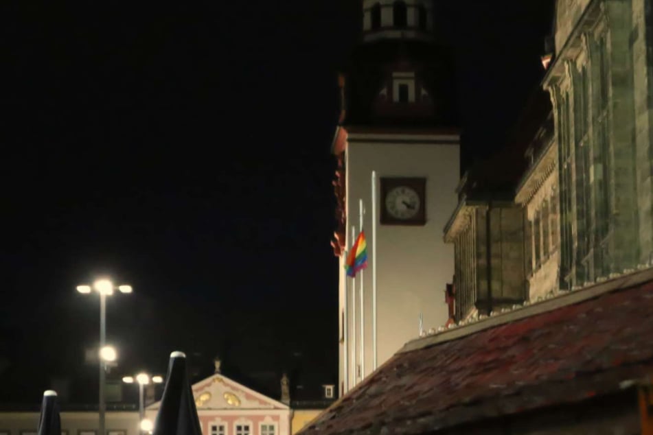 Gegen 4.40 Uhr war die Regenbogenflagge vor dem Rathaus zu sehen.