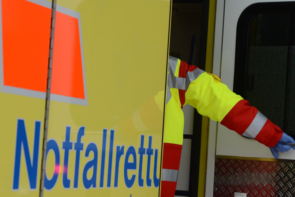 Der Mann wurde mit lebensgefährlichen Verletzungen in ein Krankenhaus gebracht. (Symbolbild)