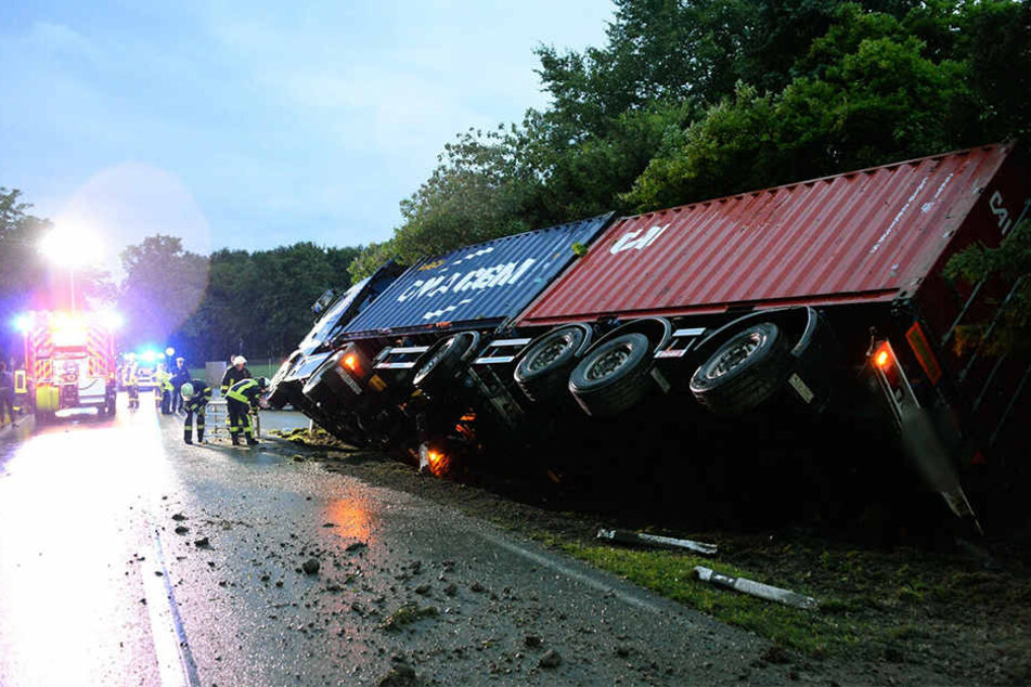 Durch denRegen war der Boden aufgeweicht. Der Lkw hatte keinen Halt mehr und kippte in den Graben.
