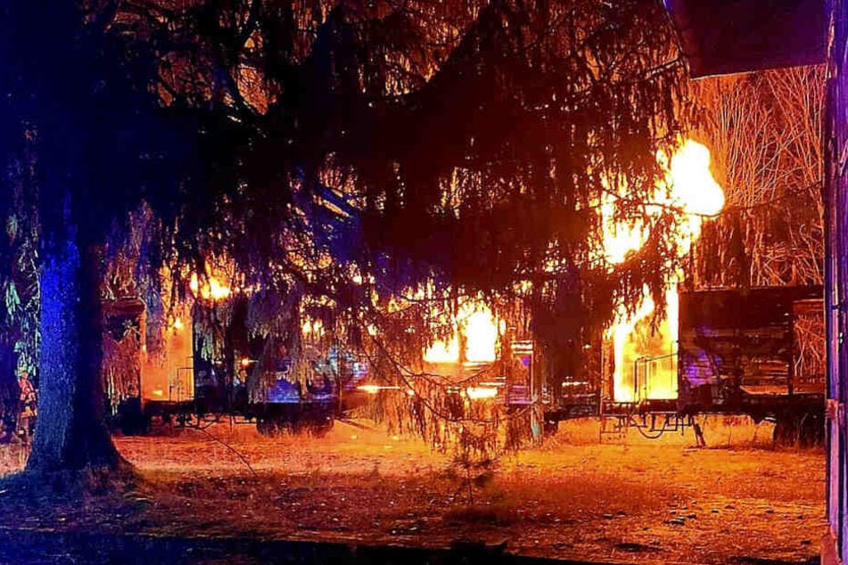 Zwei Güterwaggons sind in Flammen aufgegangen.