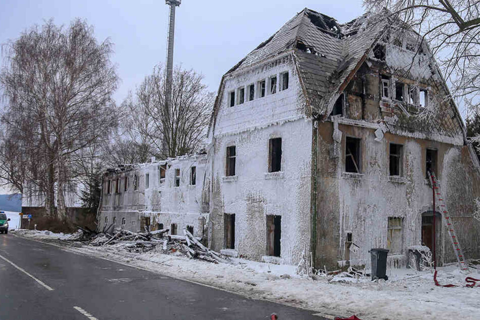 Bei dem abgebrannten Gebäude besteht Einsturzgefahr, die Bundesstraße ist weiterhin gesperrt.