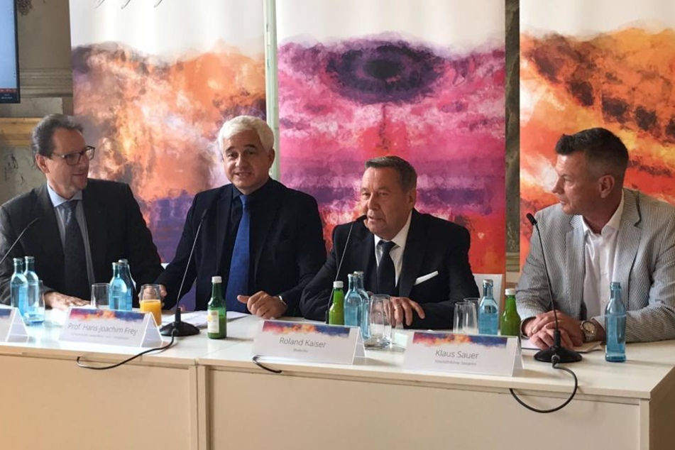 Roland Kaiser (2.v.r.) während der Pressekonferenz in Dresden. Er moderiert mit Sylvie Meis den 14. SemperOpernball!
