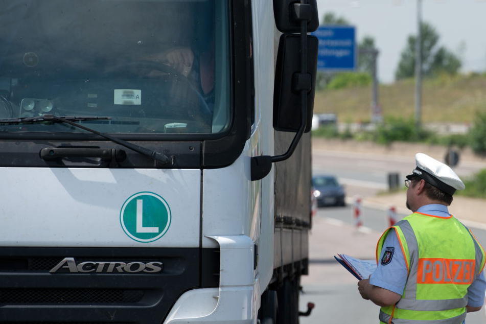 Fahrzeuge mit mehr als 7,5 Tonnen sowie Laster mit Anhänger dürfen bis zum 31. August ausgewiesene Streckenabschnitte nicht befahren.