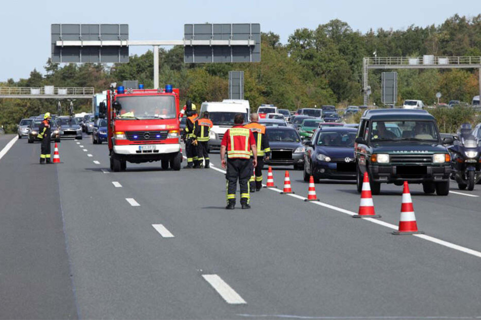 Zwei Fahrstreifen wurden gesperrt.