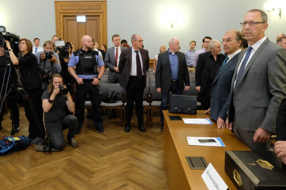 Leipzig am Freitag: Sachsens AfD-Landesvorsitzender Jörg Urban (rechts) in einem Saal des Landesverfassungsgerichtshofs.