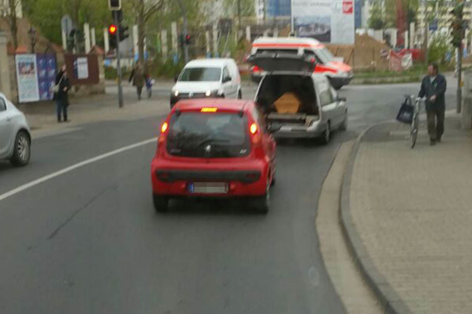 Der Leichenwagen war mit einem Sarg beladen.