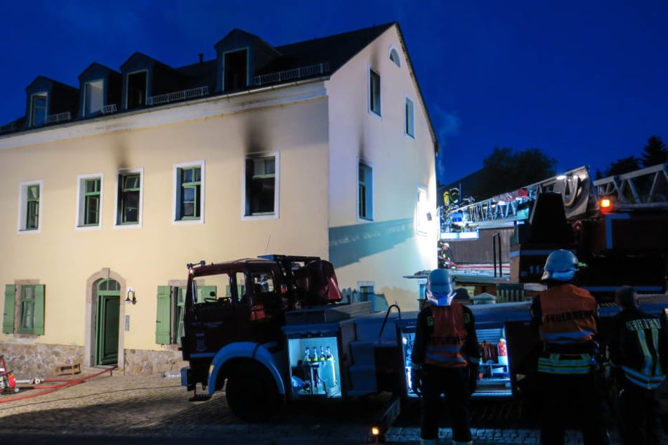 Bei dem Brand wurden zwei Bewohner schwer verletzt. Das Haus ist unbewohnbar.
